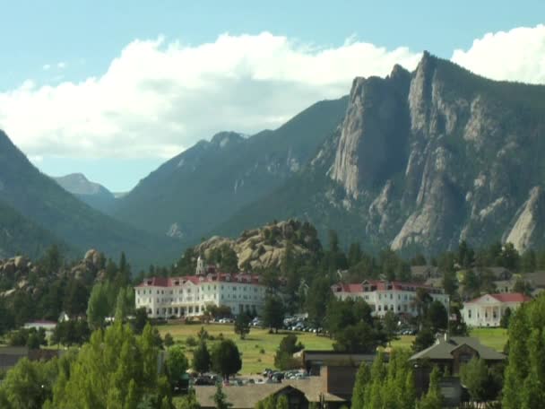 Stanley Hotel and Rocky Mountain Zoom In — Stok video